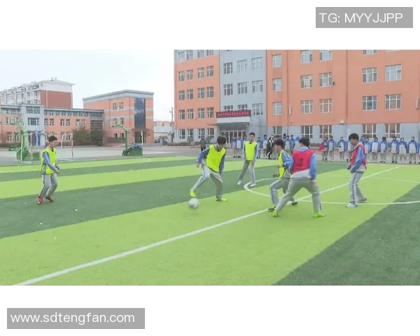 班级里的足球明星闪耀校园赛场展现青春风采与团队精神 班级里的足球明星闪耀校园赛场展现青春风采与团队精神