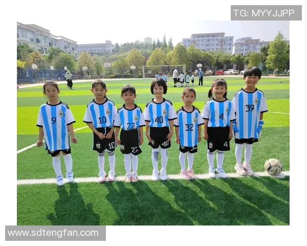 小女孩足球明星的成长之路与梦想追逐的精彩故事